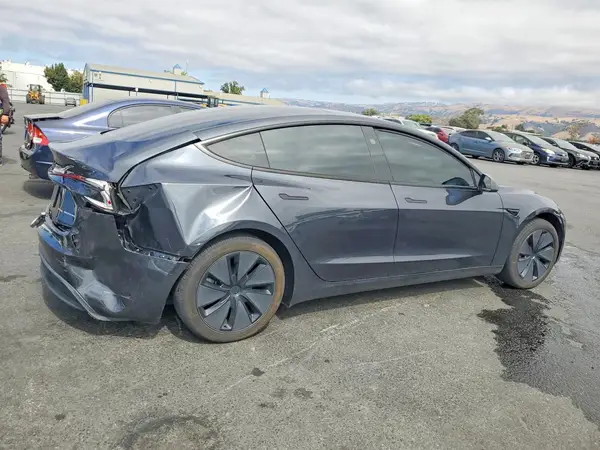 5YJ3E1EB9SF936220 — 2025 Tesla Model 3, фото 3 с аукциона Copart, Задняя часть