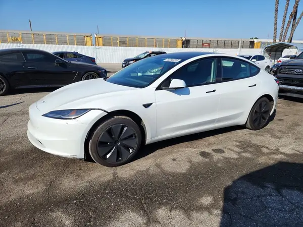 5YJ3E1EA0SF982803 — 2025 Tesla Model 3, Передняя часть (Front End), фото до ремонта