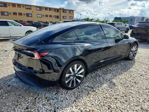 5YJ3E1EA8SF939021 — 2025 Tesla Model 3, фото 3 с аукциона Copart, Боковая часть