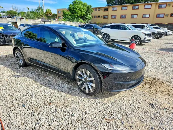 5YJ3E1EA8SF939021 — 2025 Tesla Model 3, фото 4 с аукциона Copart, Боковая часть