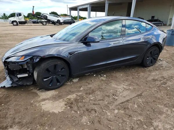 5YJ3E1EA1SF987136 — 2025 Tesla Model 3, Передняя часть (Front End), фото до ремонта