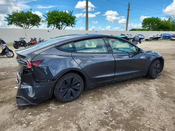5YJ3E1EA1SF987136 — 2025 Tesla Model 3, фото 3 с аукциона Copart, Передняя часть