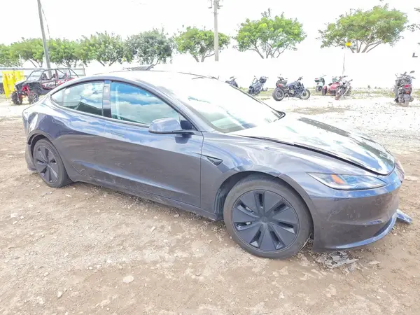 5YJ3E1EA1SF987136 — 2025 Tesla Model 3, фото 4 с аукциона Copart, Передняя часть