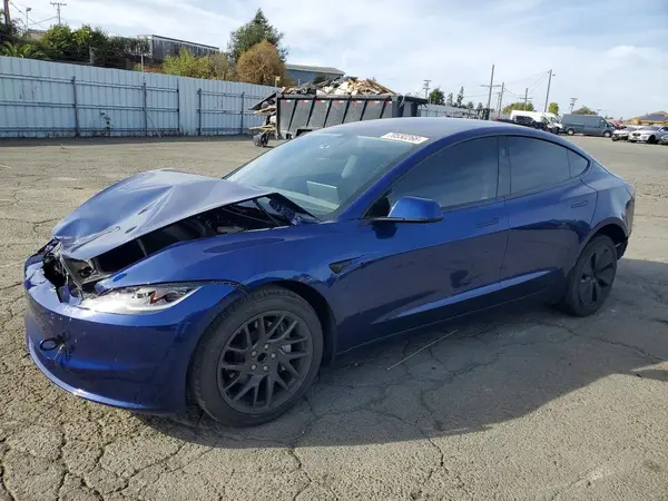5YJ3E1EA5SF046983 — 2025 Tesla Model 3, Задняя часть (Rear End), фото до ремонта