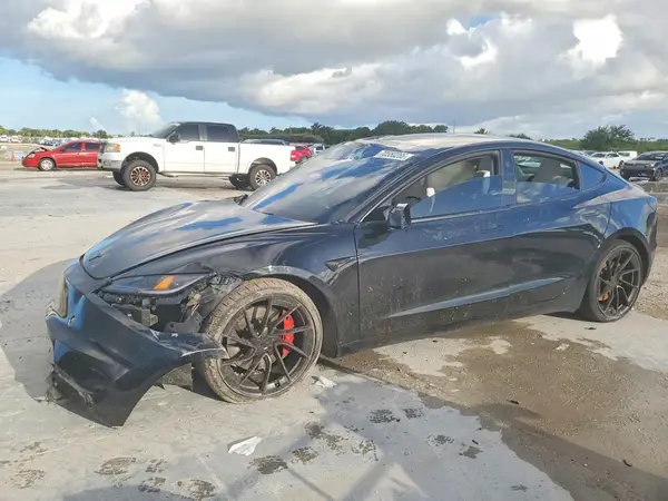 5YJ3E1ET8SF066145 — 2025 Tesla Model 3, Передняя часть (Front End), фото до ремонта