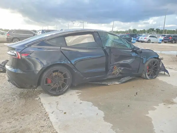 5YJ3E1ET8SF066145 — 2025 Tesla Model 3, фото 3 с аукциона Copart, Передняя часть