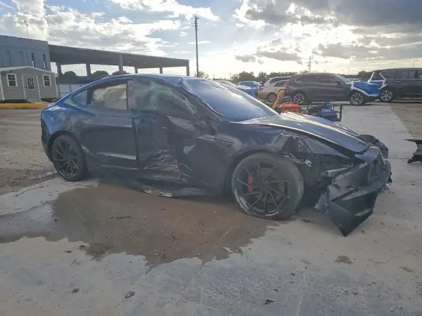 5YJ3E1ET8SF066145 — 2025 Tesla Model 3, фото 4 с аукциона Copart, Передняя часть