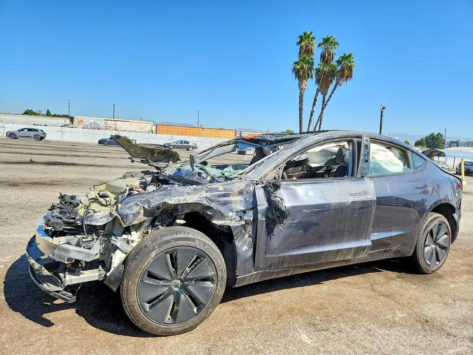 5YJ3E1EA0SF983756 Tesla Model 3 2025 — повреждение Опрокидывание, фото до ремонта