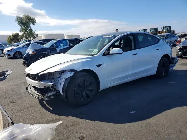 5YJ3E1EAXTF206437 — 2026 Tesla Model 3, Передняя часть (Front End), фото до ремонта