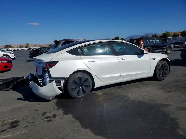 5YJ3E1EAXTF206437 — 2026 Tesla Model 3, фото 3 с аукциона Copart 30.09.2026, Передняя часть