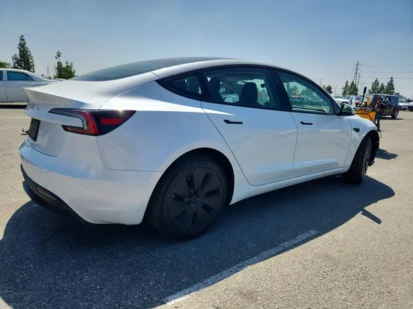 5YJ3E1EA1TF173926 — 2026 Tesla Model 3, фото 3 с аукциона Copart, Передняя часть