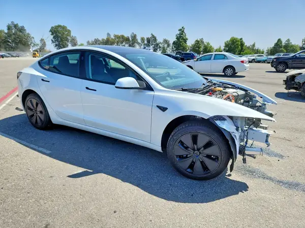 5YJ3E1EA1TF173926 — 2026 Tesla Model 3, фото 4 с аукциона Copart, Передняя часть