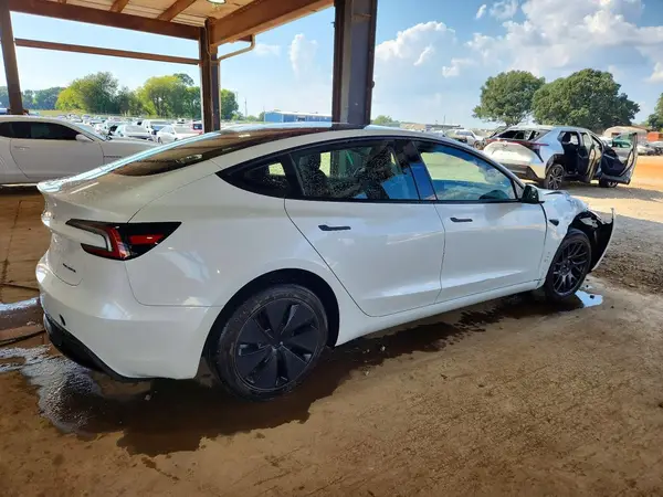 5YJ3E1EB4TF179308 — 2026 Tesla Model 3, фото 3 с аукциона Copart, Передняя часть