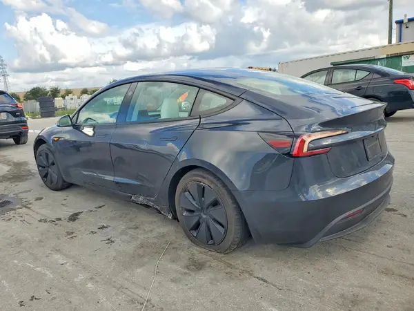 5YJ3E1EA1TF147083 — 2026 Tesla Model 3, фото 2 с аукциона Copart, Боковая часть