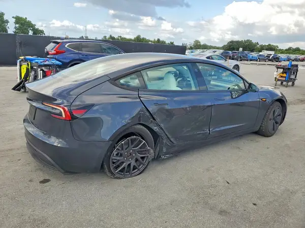 5YJ3E1EA1TF147083 — 2026 Tesla Model 3, фото 3 с аукциона Copart, Боковая часть