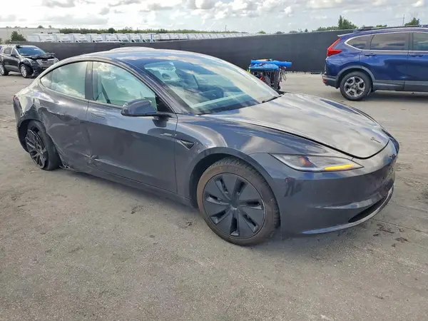 5YJ3E1EA1TF147083 — 2026 Tesla Model 3, фото 4 с аукциона Copart, Боковая часть