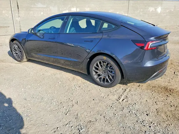 5YJ3E1EA3TF157646 — 2026 Tesla Model 3, фото 2 с аукциона Copart, Задняя часть