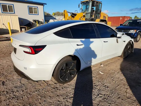 5YJ3E1EA2TF133810 — 2026 Tesla Model 3, фото 3 с аукциона Copart, Передняя часть