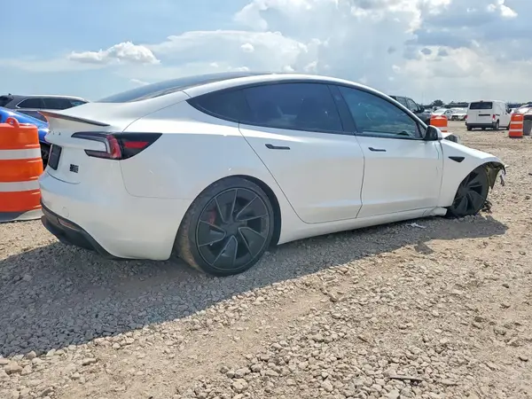 5YJ3E1ET5TF149629 — 2026 Tesla Model 3, фото 3 с аукциона Copart, Передняя часть