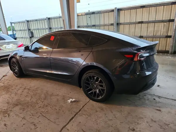 5YJ3E1EA0TF126421 — 2026 Tesla Model 3, фото 2 с аукциона Copart, Передняя часть