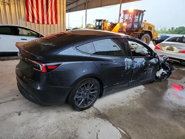 5YJ3E1EA0TF126421 — 2026 Tesla Model 3, фото 3 с аукциона Copart, Передняя часть