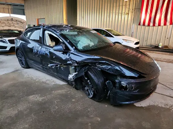 5YJ3E1EA0TF126421 — 2026 Tesla Model 3, фото 4 с аукциона Copart, Передняя часть