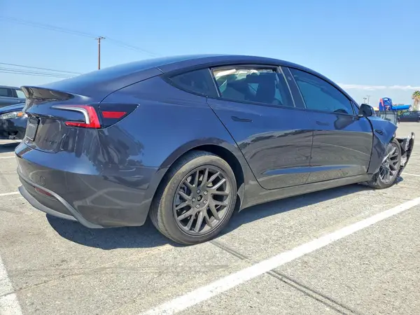 5YJ3E1EB2TF124680 — 2026 Tesla Model 3, фото 3 с аукциона Copart, Передняя часть