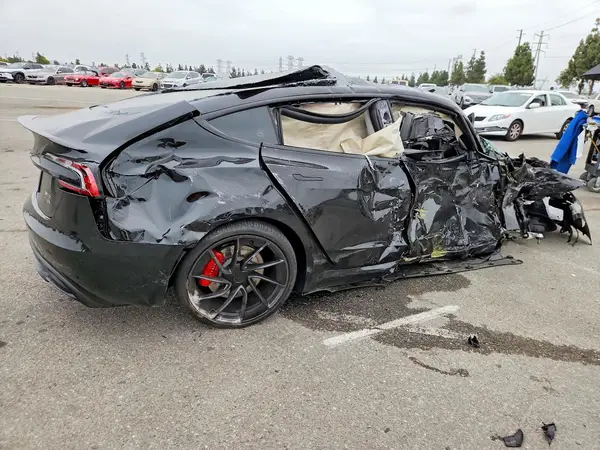 5YJ3E1ET0TF195000 — 2026 Tesla Model 3, фото 3 с аукциона Copart 29.09.2026, Повреждения со всех сторон