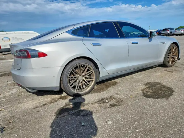 5YJSA1E26GF131824 — 2016 Tesla Model S, фото 3 с аукциона Copart 15.10.2026, Механические повреждения