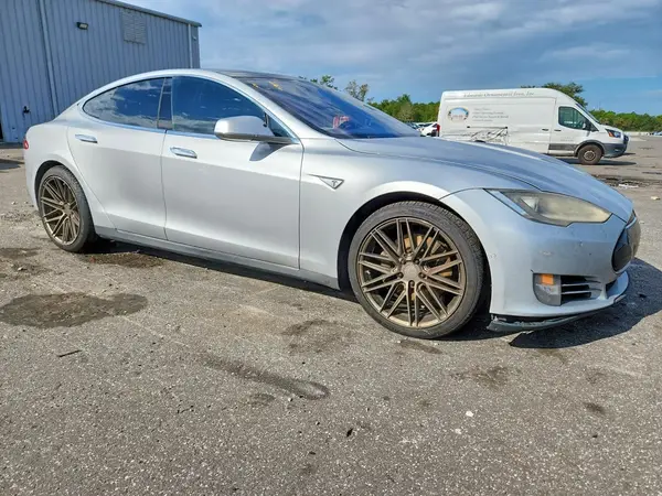 5YJSA1E26GF131824 — 2016 Tesla Model S, фото 4 с аукциона Copart 15.10.2026, Механические повреждения