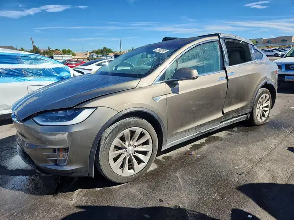 5YJXCBE22GF016594 — 2016 Tesla Model X, Боковая часть (Side), фото до ремонта