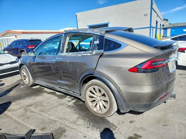 5YJXCBE22GF016594 — 2016 Tesla Model X, фото 2 с аукциона Copart 29.09.2026, Боковая часть