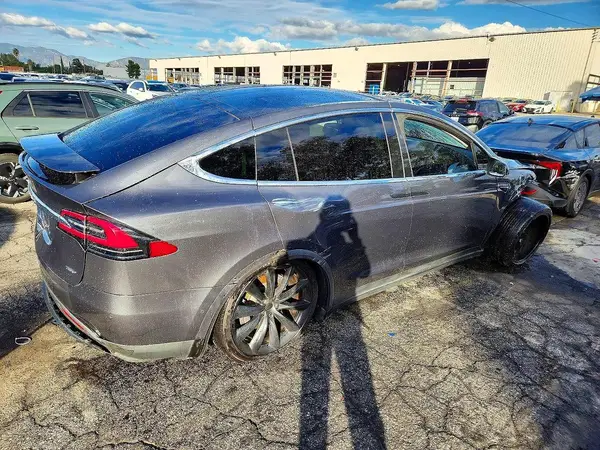 5YJXCBE29GF027883 — 2016 Tesla Model X, фото 3 с аукциона Copart, Ходовая часть