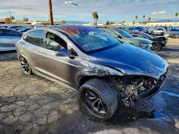 5YJXCBE29GF027883 — 2016 Tesla Model X, фото 4 с аукциона Copart, Ходовая часть