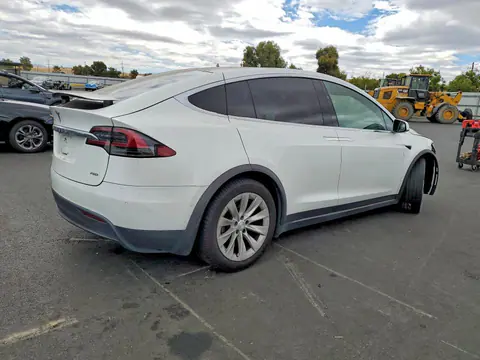 2018 Tesla MODEL X VIN 5YJXCAE20JF104660 фото 3