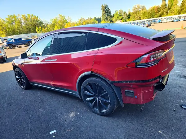 5YJXCAE20JF101676 — 2018 Tesla Model X, фото 2 с аукциона Copart, Боковая часть