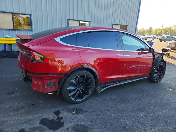 5YJXCAE20JF101676 — 2018 Tesla Model X, фото 3 с аукциона Copart, Боковая часть