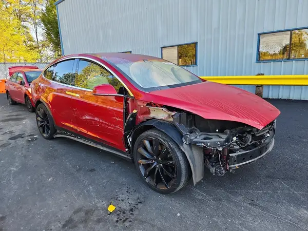 5YJXCAE20JF101676 — 2018 Tesla Model X, фото 4 с аукциона Copart, Боковая часть