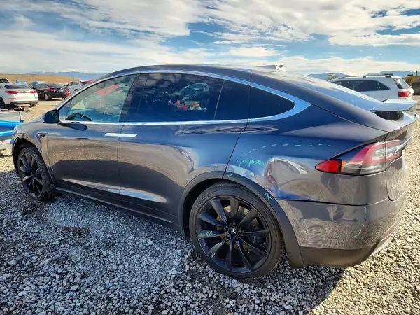 5YJXCAE21JF091207 — 2018 Tesla Model X, фото 2 с аукциона Copart, Боковая часть