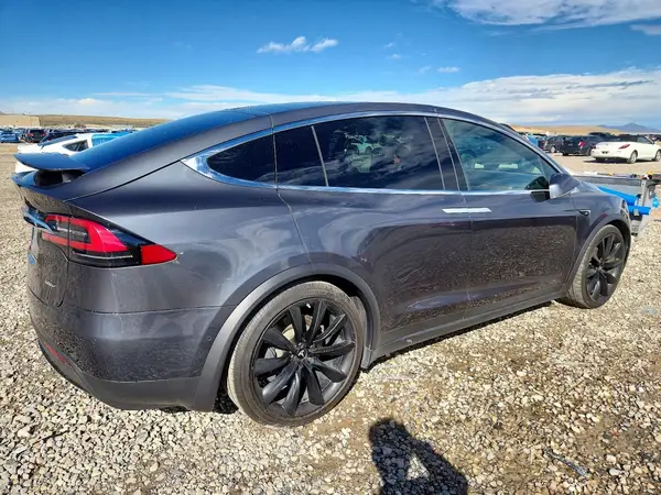 5YJXCAE21JF091207 — 2018 Tesla Model X, фото 3 с аукциона Copart, Боковая часть