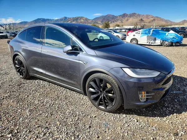 5YJXCAE21JF091207 — 2018 Tesla Model X, фото 4 с аукциона Copart, Боковая часть