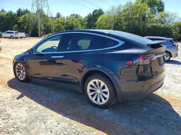 5YJXCBE25JF121914 — 2018 Tesla Model X, фото 2 с аукциона Copart, Ходовая часть