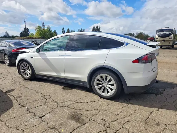 2018 TESLA MODEL X VIN 5YJXCAE26JF125996 фото 2