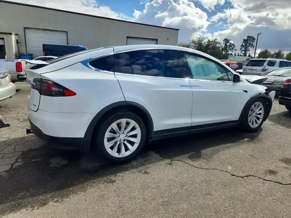 2018 TESLA MODEL X VIN 5YJXCAE26JF125996 фото 3