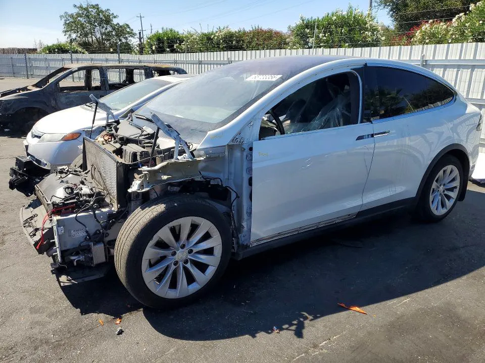 2020 Tesla MODEL X VIN 5YJXCBE22LF233895 фото 1