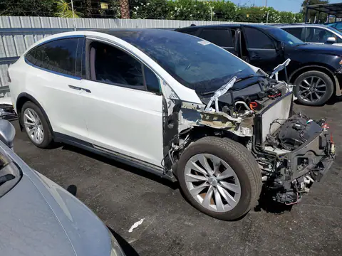 2020 Tesla MODEL X VIN 5YJXCBE22LF233895 фото 4