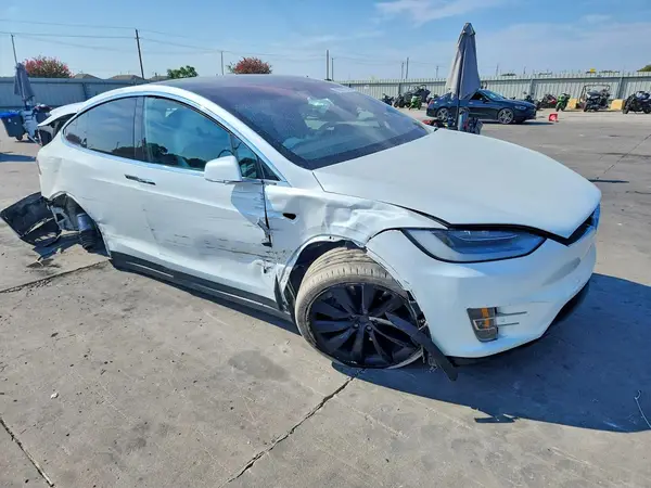 5YJXCBE23LF296228 — 2020 Tesla Model X, фото 4 с аукциона Copart, Боковая часть