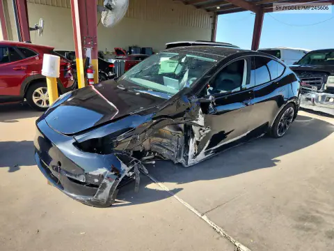 5YJYGDEE7MF245606 — 2021 Tesla Model Y, Передняя часть, фото до ремонта