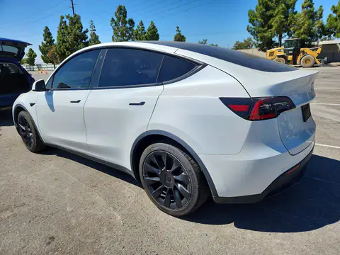 5YJYGDEE3MF098359 — 2021 Tesla Model Y, фото 2 с аукциона Copart 13.10.2026, Боковая часть