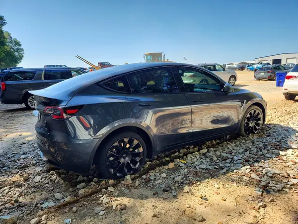 5YJYGDEE8MF263001 — 2021 Tesla Model Y, фото 3 с аукциона Copart, Мелкие вмятины и царапины